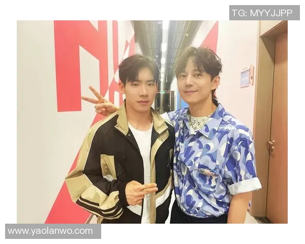 何炅与足球明星亲密合影视频曝光引发粉丝热议与羡慕 何炅与足球明星亲密合影视频曝光引发粉丝热议与羡慕
