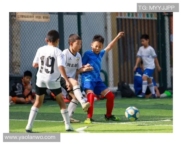 南京鼓楼第一中心小学足球明星闪耀校园展现青春活力与团队精神 南京鼓楼第一中心小学足球明星闪耀校园展现青春活力与团队精神